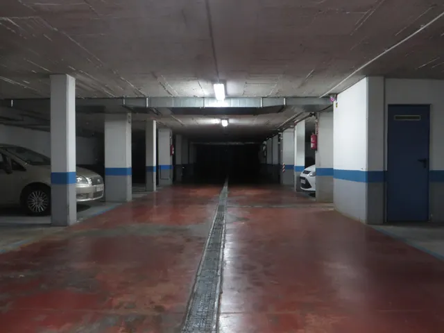 Garaje cerca de la Torre de la Malmuerta. Videovigilancia, fácil acceso y maniobrabilidad. — 6