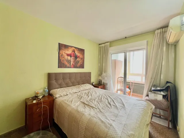 Apartamento céntrico y espacioso (89 m2 - 2.ª planta) con 4 dormitorios, balcón orientado al sur y a tan solo 550 m de la playa. — 11
