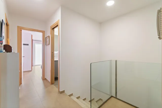 Casa adosada impecable de 4 dormitorios, placas solares y excelente ubicación en Empuriabrava. — 38