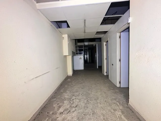 Se vende local comercial en cerdanyola del vallés — 16