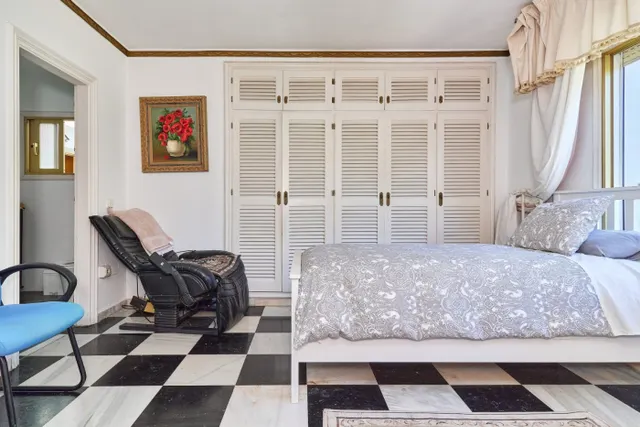 VENTA DE VILLA PAREADA EN EL CENTRO DE MARBELLA. 8 DORMITORIOS, JARDÍN CON PISCINA Y PARKING. — 26