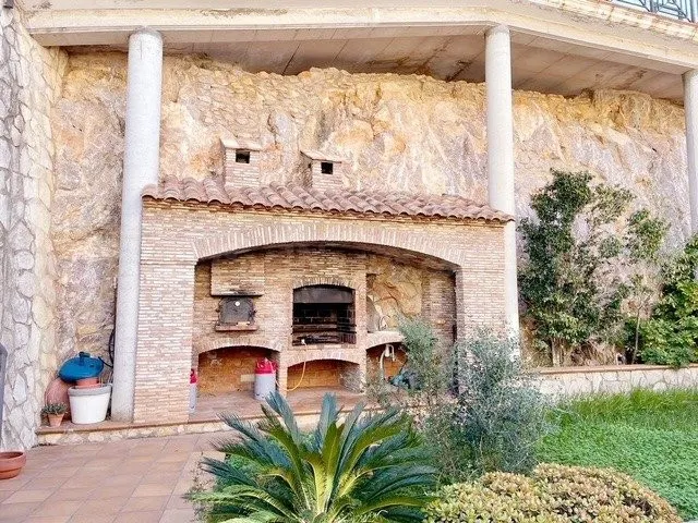 EXCLUSIVA VILLA EN URBANIZACIÓN PRIVADA CON VISTAS A LA MONT - foto 3
