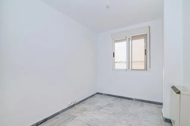 PISO DE 3 habitaciones Y COCHERA EN LA ZUBIA — 9