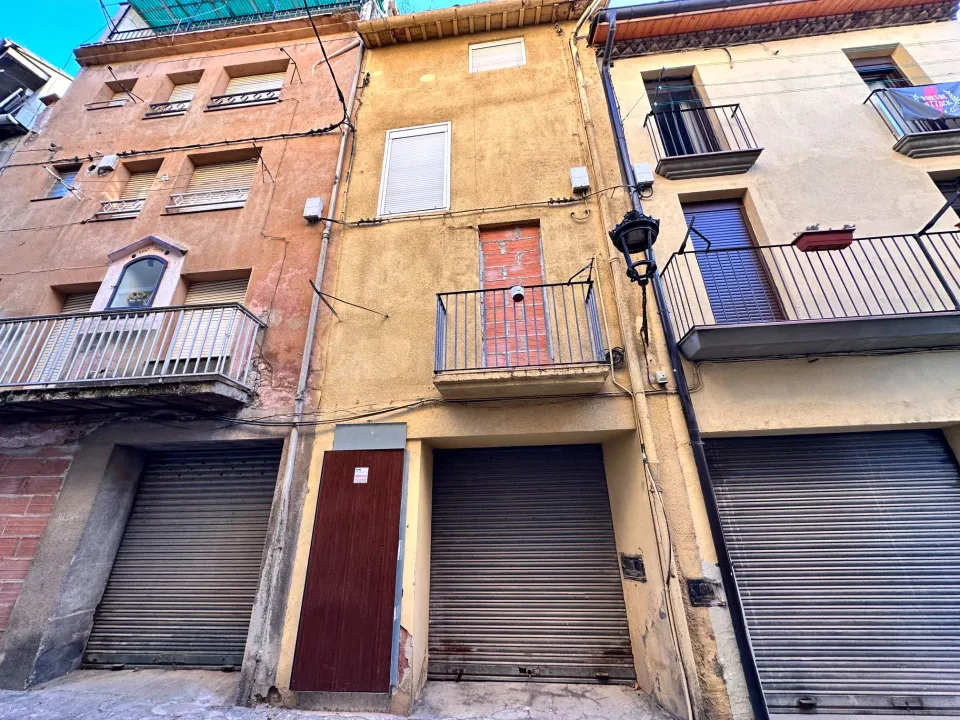 SE VENDE CASA ADOSADA EN BERGA