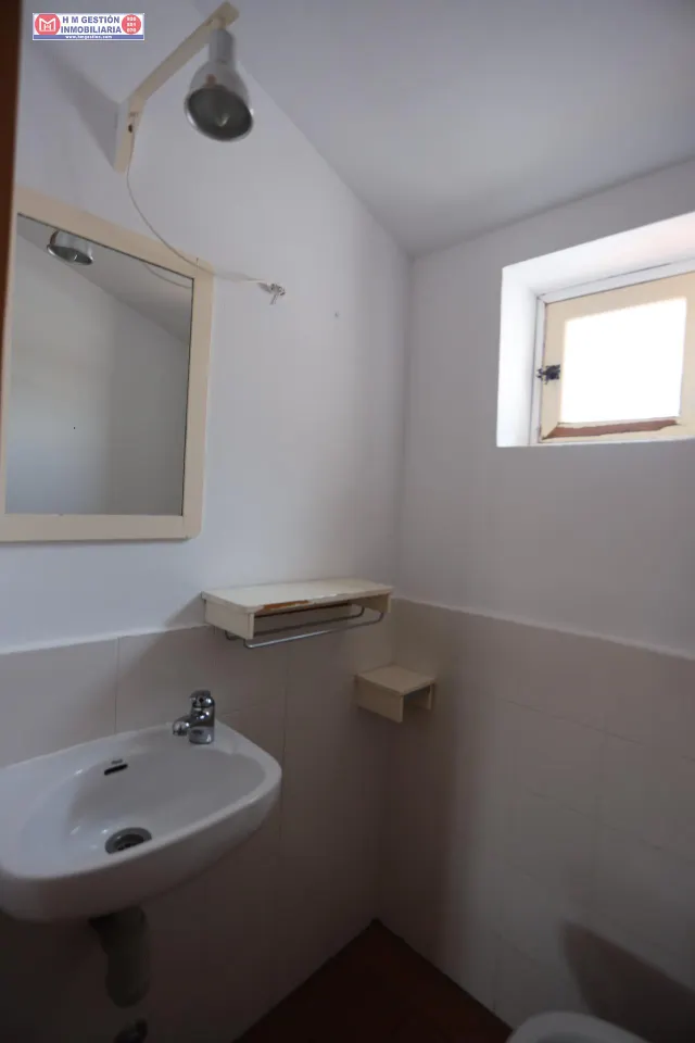 Ático de un dormitorio con aire acondicionado calefacción por  gas, baño y aseo, terraza exterior y plaza de garaje. — 12