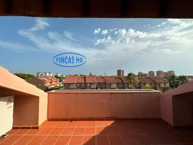 Bungalow de 260 m2 con jardín, buhardilla y garaje en urbanización con piscina en Ciudad Jardín, Alicante — 45