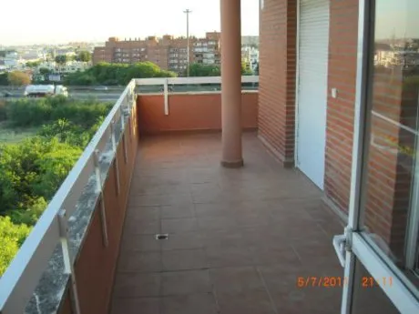 PISO ATICO  DE DOS GRANDES DORMITORIOS, 1 BAÑO, AMPLIO SALÓN, COCINA, TERRAZA DE 19M2, GARAJE Y TRAS — 18