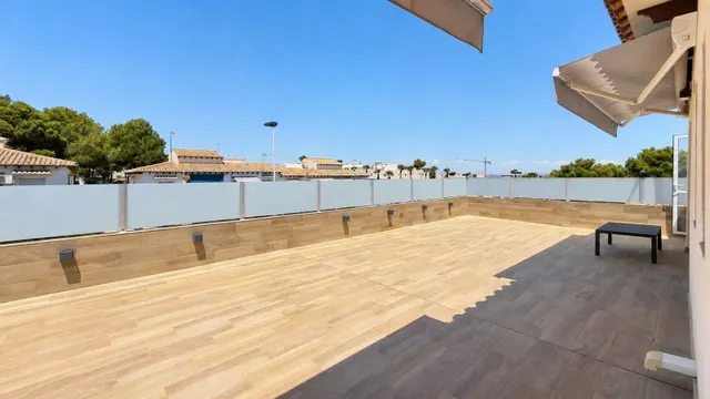 Casa reformada de 5 dormitorios con piscina privada, gran terraza y placas solares en Los Balcones — 44