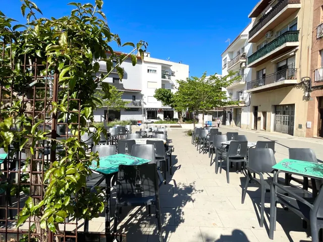 Bar - Restaurante a la venta en el centro de Roses con terra