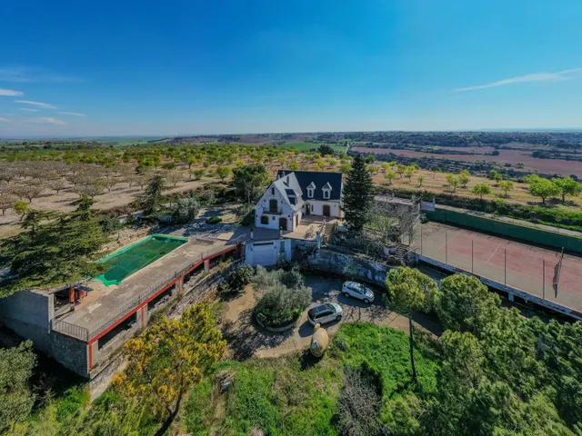 Finca rústica singular en parcela de 2.296 m2 con piscina, amplio garaje y pista de tenis. — 11