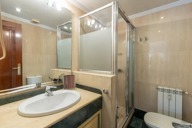 Piso en venta en pleno centro de Granada – Planta alta, garaje y gran potencial de reforma — 42