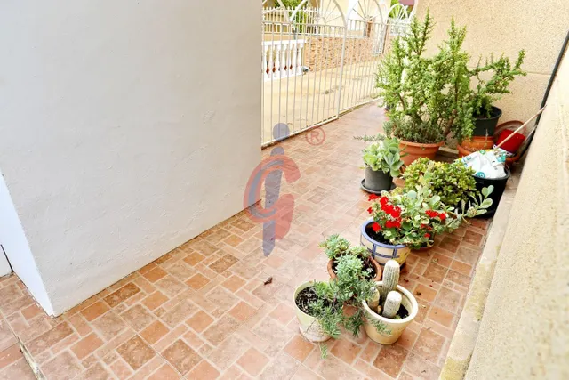 Espectacular bungalow en esquina con gran solárium, jardín privado y piscina en Guardamar del Segura — 40