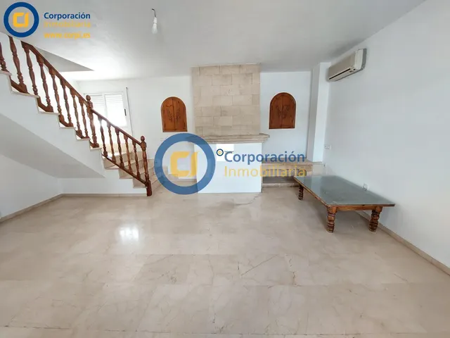 Casa con seis dormitorios y garaje en zona de Tercia - foto 2