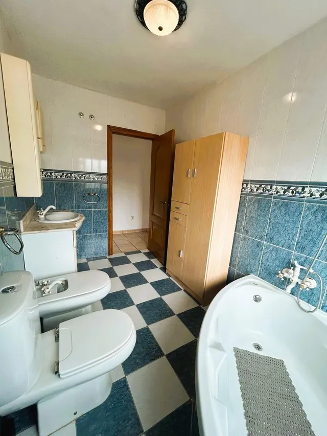 SE VENDE AMPLIO PISO EN CALLE ZARAGOZA — 24