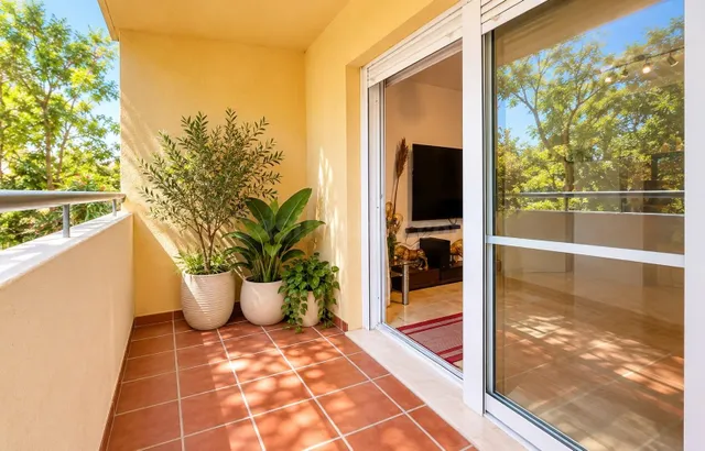 AMPLIO PISO EN FUENGIROLA – EXCELENTE UBICACIÓN A UN PASO DE - foto 2