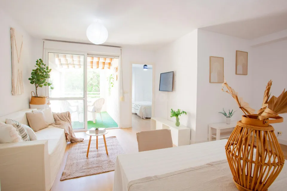 Luminoso piso de 4 hab. con terraza y vistas a la Plaza de La Viña (La Florida, Alicante)