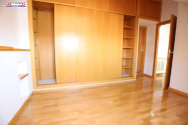 Ático de un dormitorio con aire acondicionado calefacción por  gas, baño y aseo, terraza exterior y plaza de garaje. — 6