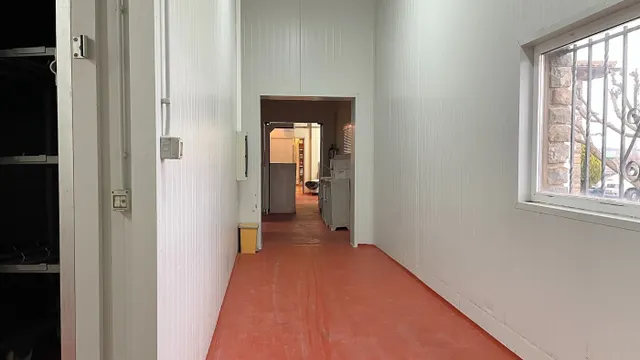 Venta de restaurante y fábrica de embutidos — 49