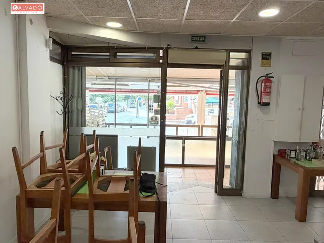 ¡local comercial en venta a 100 m del mar con amplia terraza y salida de humos! — 26
