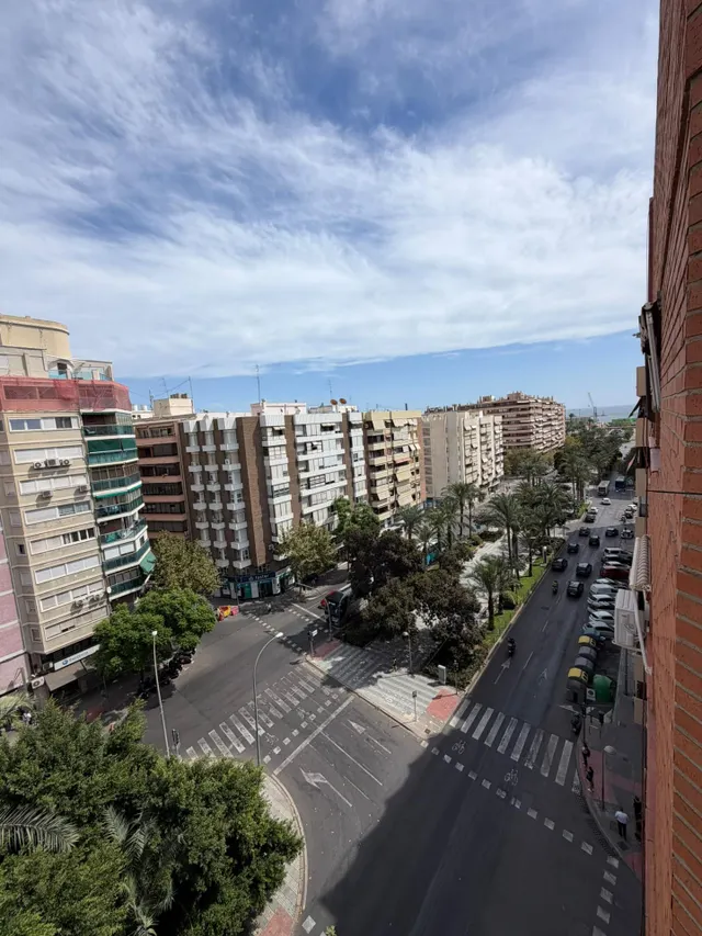 ALQUILER DE EXCELENTE Y AMPLIA VIVIENDA QUE HACE ESQUINA EN ZONA CENTRO DE ALICANTE — 23