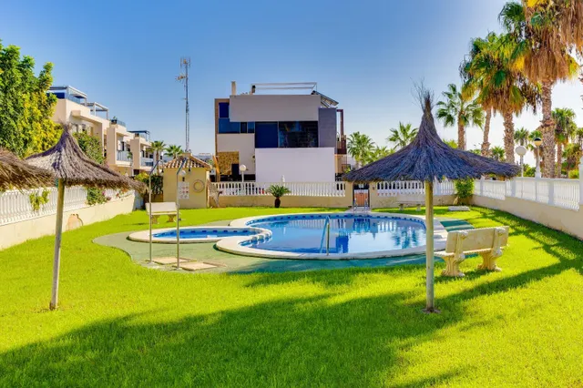 Bungalow en planta baja con amplio jardín privado y aparcamiento en Cabo Roig — 11