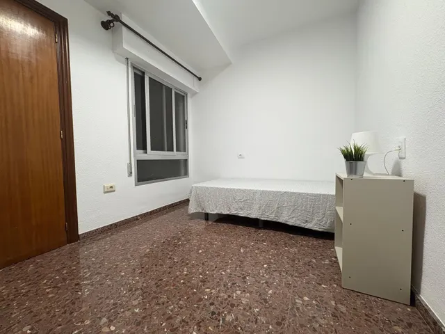 AMPLIO PISO EN PLENO CENTRO DE LLIRIA — 16