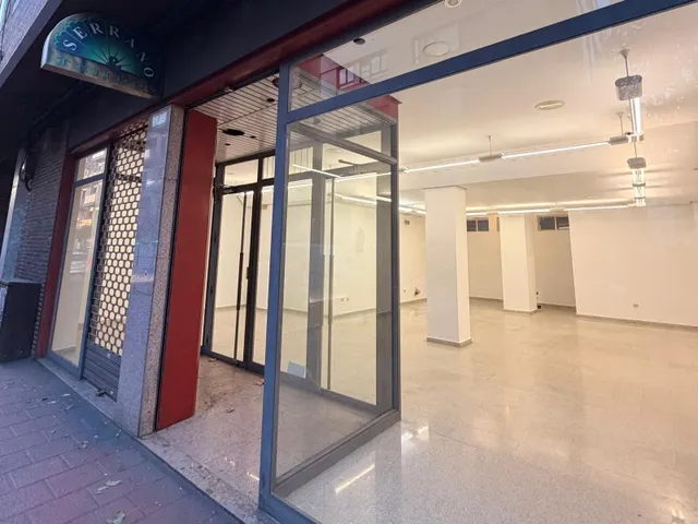 ALQUILER DE LOCAL EN PASEO SAN VICENTE. — 6