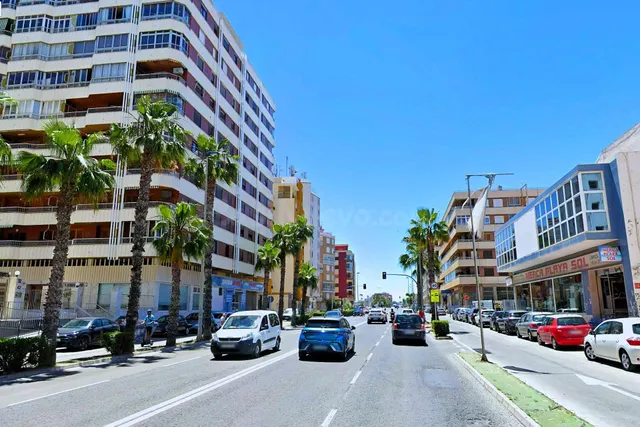 Amplio apartamento (aprox. 90 m2 - 2.ª planta) en primera línea de Playa del Acequión. Gran balcón con vistas al mar (suroeste), piscina comunitaria, cerca del centro, y directamente en la playa. — 33