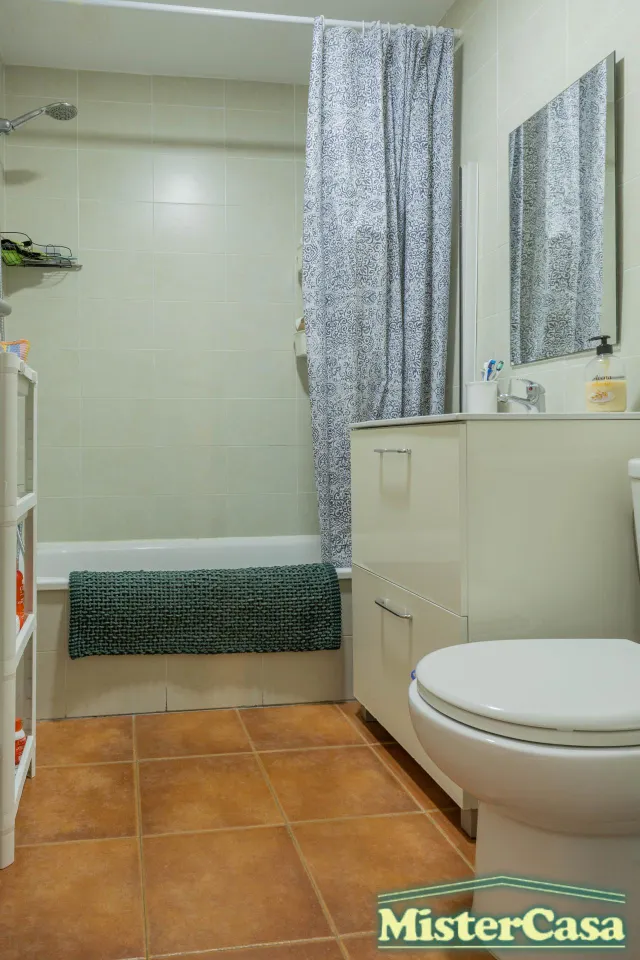 EXCLUSIVA. Piso zona sur VPO . 3 dormitorios , 2 baños , terraza . Plaza de garaje y trastero . — 27