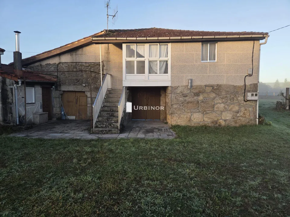 CASA reformada, con finca llana 3.300 m2 a 10 km. XINZO DE LIMIA.