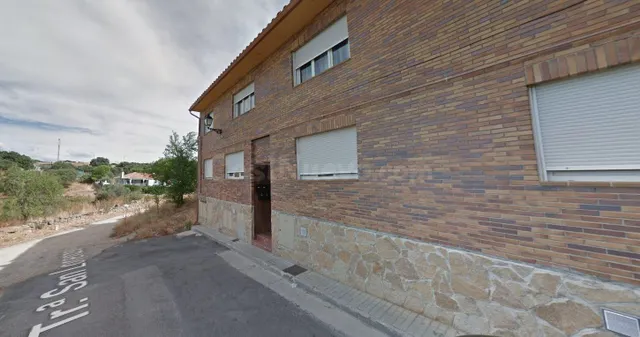 Se vende piso OKUPA en Valdemorillo (Madrid). - foto 2