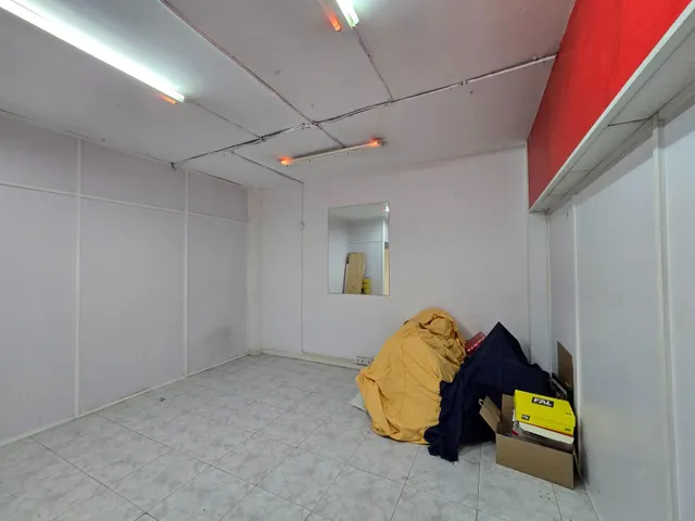 Amplio local de 176 m2 en zona comercial por excelencia situado en Av. Francesc Macià — 12