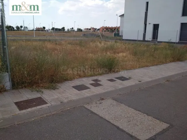 se vende parcela urbana en Moriscos, vallada y con todos los - foto 4