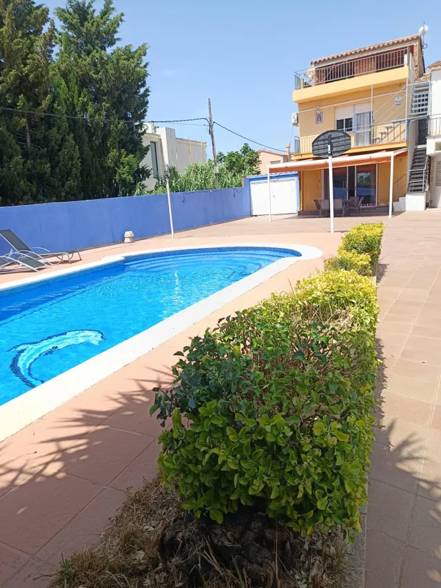 Casa con piscina y jardín cerca de las playas, ideal para in