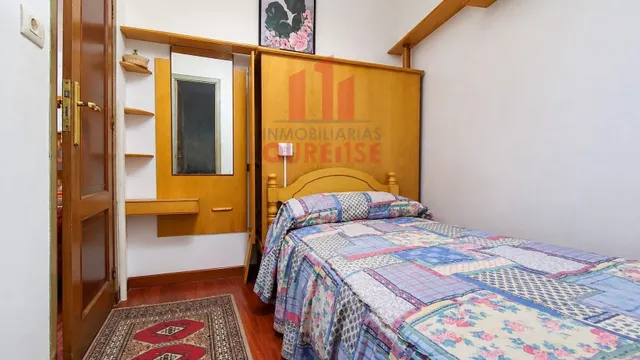Casa de tres plantas con terraza y garaje amplio cerca del pazo de bentraces — 11
