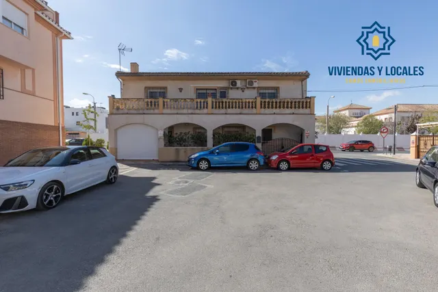 Casa en Armilla con terraza, patio y amplia cochera — 38