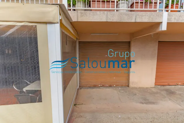 BAR DELANTE DE LA TORRE VELLA DE SALOU — 18