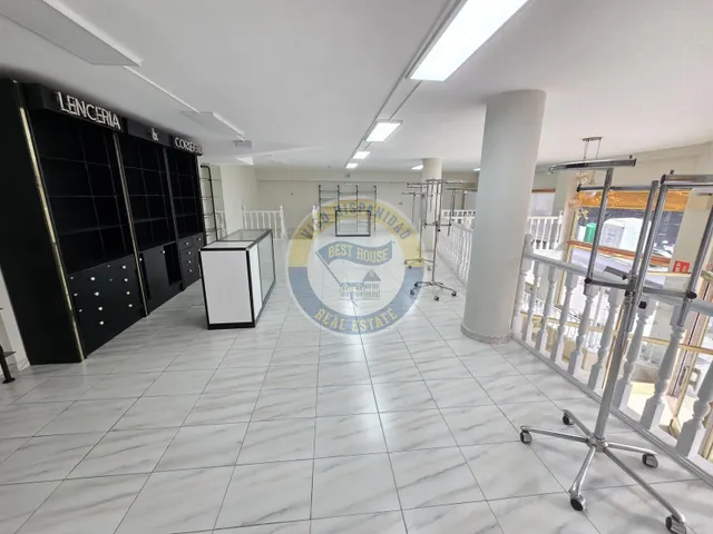 Bajo comercial de gran visibilidad — 12