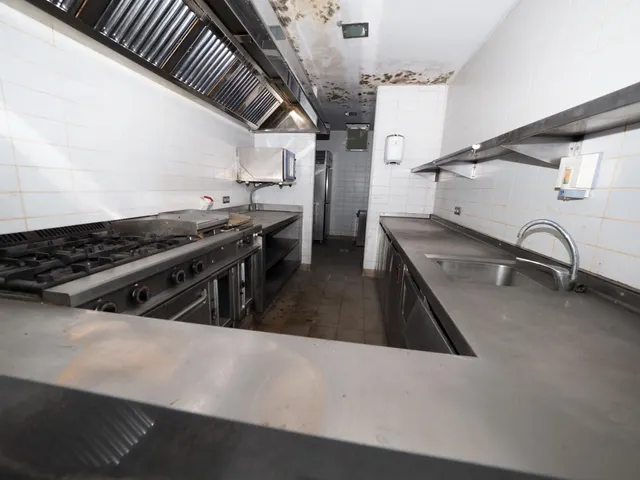 SE VENDE LOCAL COMERCIAL EN TERRASSA, ZONA CENTRO — 6