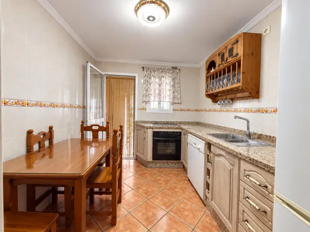 VIVIENDA CON PATIO, GARAJE Y COCINA EXTERIOR EN ZONA RESIDENCIAL — 8