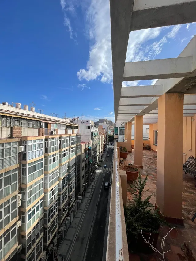 Ático con gran terraza en el centro de Alicante a solo 450 m - foto 3