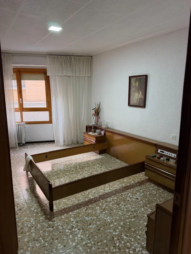 Piso con ascensor, 4 dormitorios, 2 baños, cocina 19 m2 con patio pisable, salon comedor, tres piezas a la calle. — 32