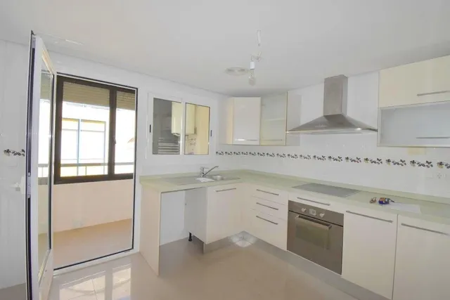 Amplio piso SE VENDE en Torrevieja – 3 habitaciones, terraza y garaje incluido — 12