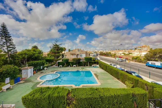 ESPECTACULAR BUNGALOW EN PLANTA ALTA CON PISCINA COMUNITARIA Y PLAZA DE GARAJE — 28