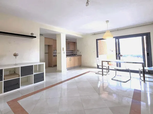 Magnífica y espaciosa casa adosada de 4 plantas (aprox. 176 m2). Varias terrazas y gran zona de piscina comunitaria. Cerca de campos de golf, La Zenia Boulevard, y a poco más de 5 km de las playas. — 27