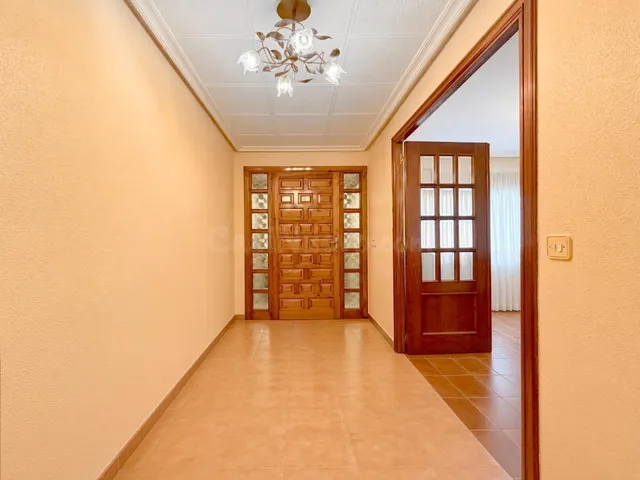 SE VENDE CASA DE DOS PLANTAS CON TRES DORMITORIOS, DOS BAÑOS - foto 3