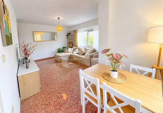 Piso reformado de 4 habitaciones y 2 baños en Malilla — 2