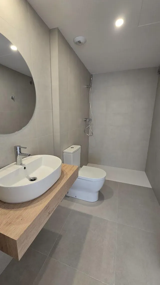 Piso nuevo a estrenar, con terraza, pk, trastero, ascensor y patio comunitario. Súper céntrico. — 25