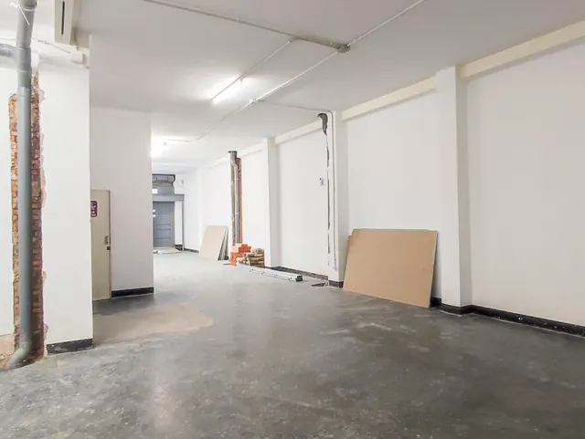 Amplio Local Comercial en Sant Antoni, Barcelona - Oportunidad de alquiler Único — 26