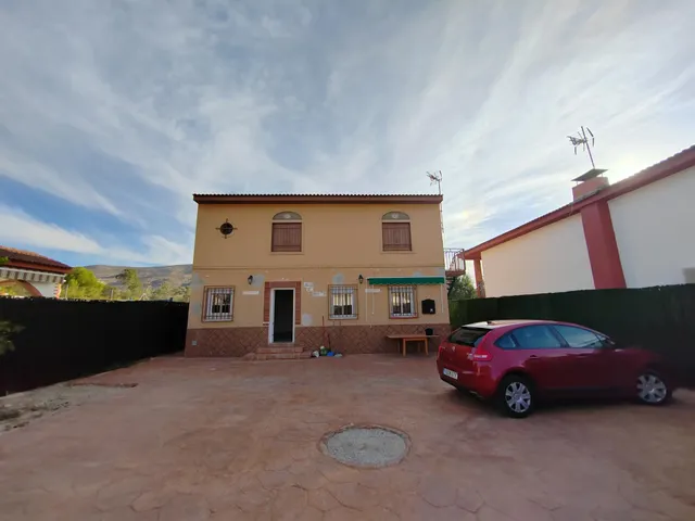 SE VENDE CHALET EN ZONA ANTIGUA CARRETERA DE GRANADA — 28